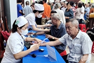 មន្ទីរពេទ្យយោធា-ប្រជាជនភូមិភាគខាងកើត ពិនិត្យជំងឺ និងជូនអំណោយជូនប្រជាជននៅខេត្ត Dong Nai